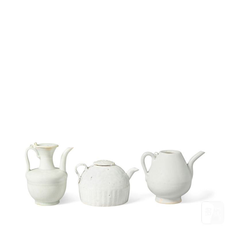 宋/元 青白壺三件 | THREE QINGBAI-GLAZED EWERS - 图2